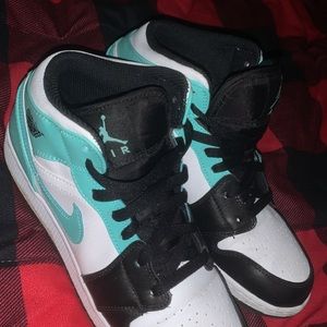 Size 7y so 8-8.5 women’s